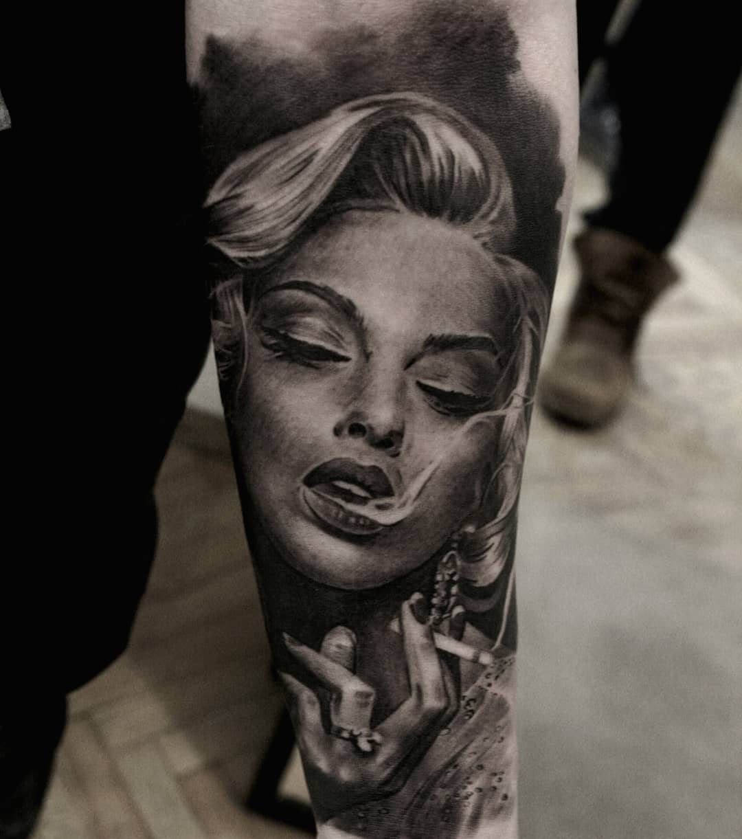 Tatuaż: kobieta · portret. Wykonał Paweł (Kraków). Otwórz zdjęcie w profilu.