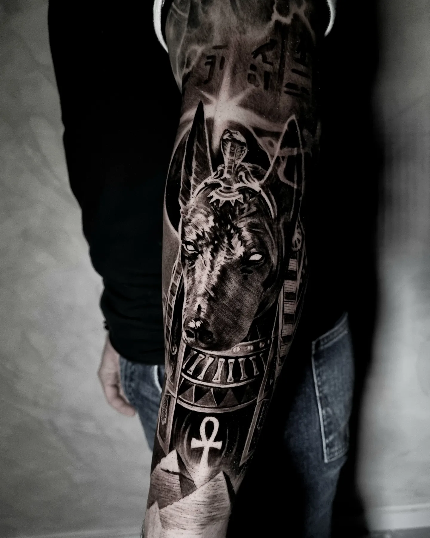Tatuaż wiedźmy i symbolu egipskiego na przedramieniu — realistyczny, Paweł, Kraków