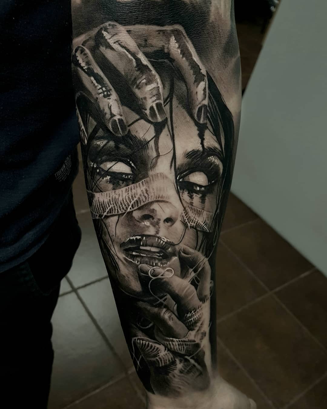 Tatuaż: kobieta · ręka. Wykonał Paweł (Kraków). Otwórz zdjęcie w profilu.