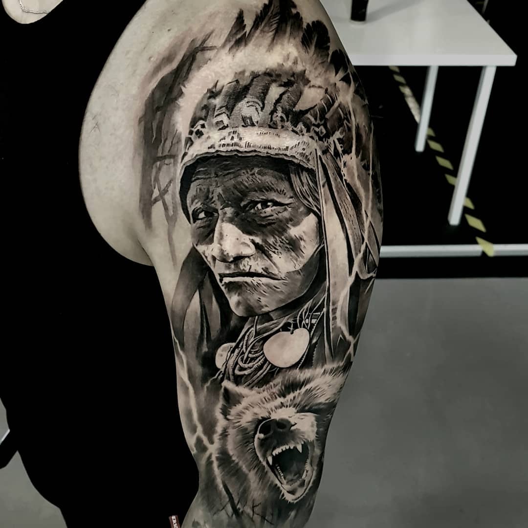 Tatuaż: Indianin · niedźwiedź. Wykonał Paweł (Kraków). Otwórz zdjęcie w profilu.