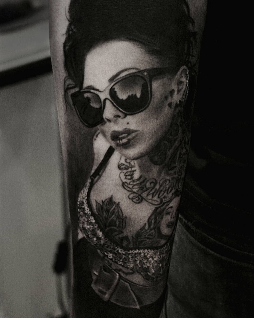 Tatuaż: portret · kobieta. Wykonał Paweł (Kraków). Otwórz zdjęcie w profilu.