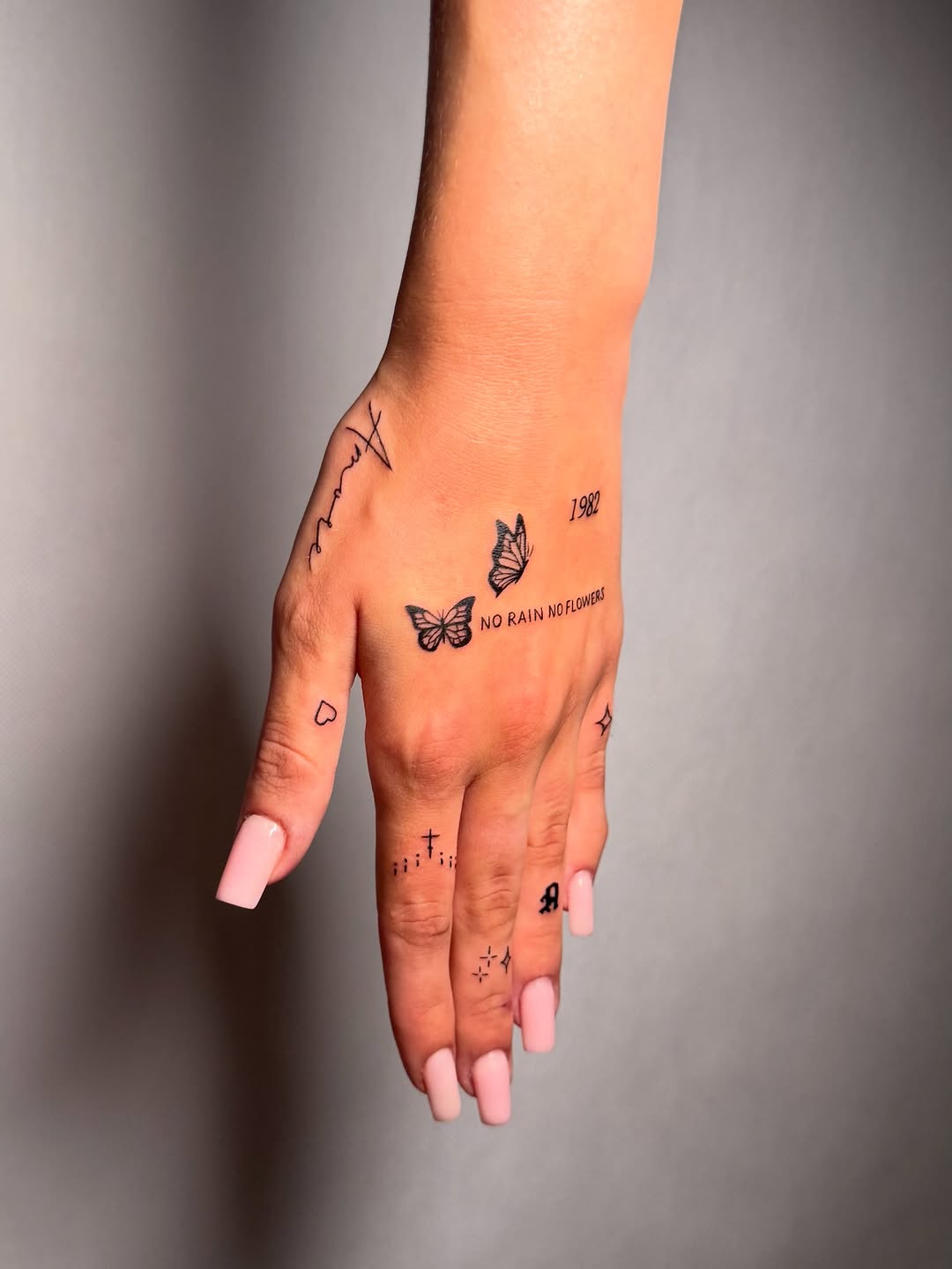 Tatuaż: motyl · napis. Wykonał Talar ink tattoo (Kraków). Otwórz zdjęcie w profilu.