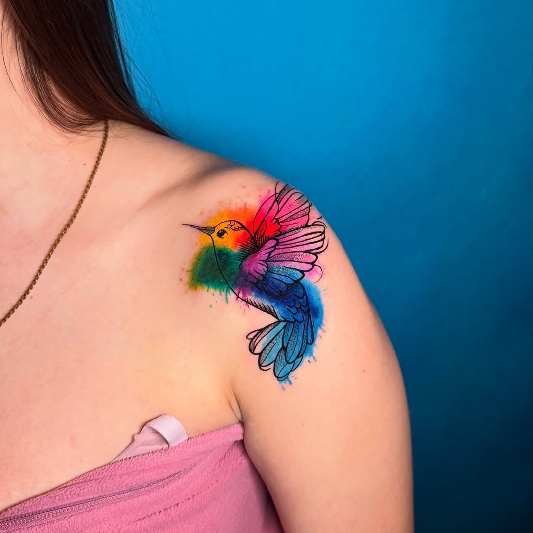 Tatuaż kolibra na ramieniu — akwarela, Talar ink tattoo, Kraków