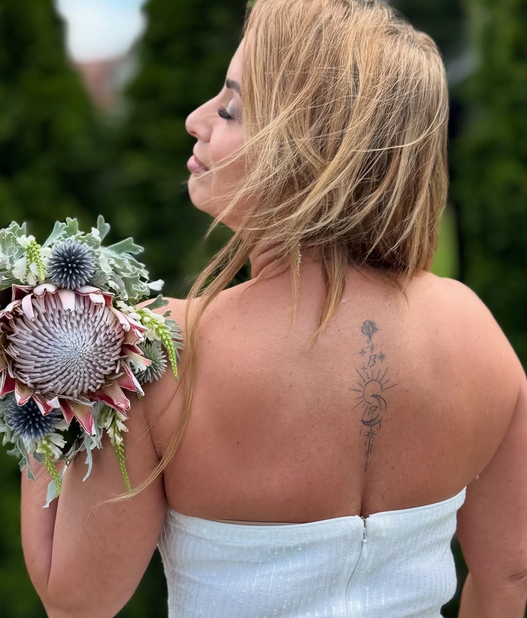 Tatuaż: róża · słońce. Wykonał Talar ink tattoo (Kraków). Otwórz zdjęcie w profilu.