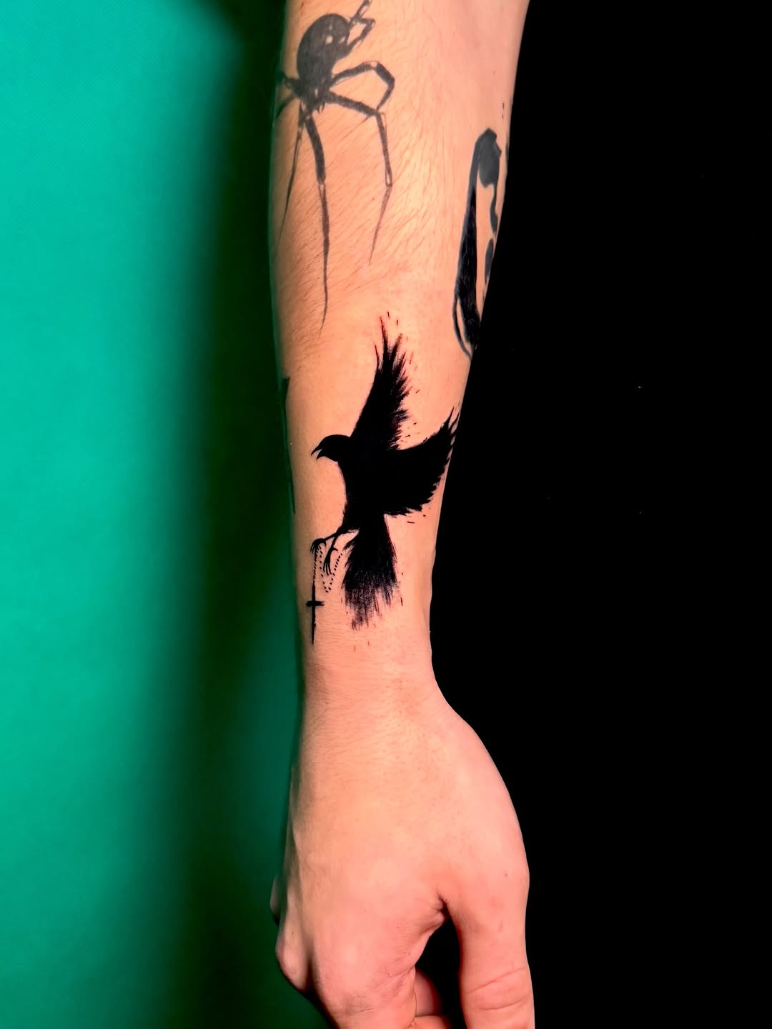Tatuaż ptaka, krzyża i motyla na przedramieniu — Blackwork, Talar ink tattoo, Kraków