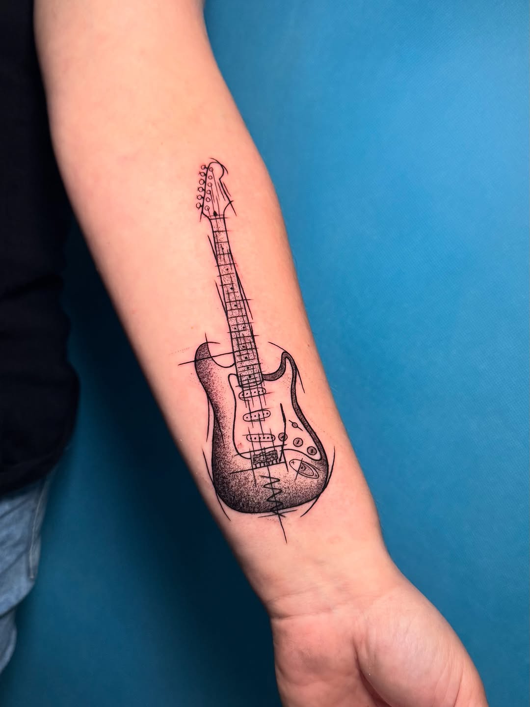 Tatuaż gitary na przedramieniu — ilustracyjny, Talar ink tattoo, Kraków