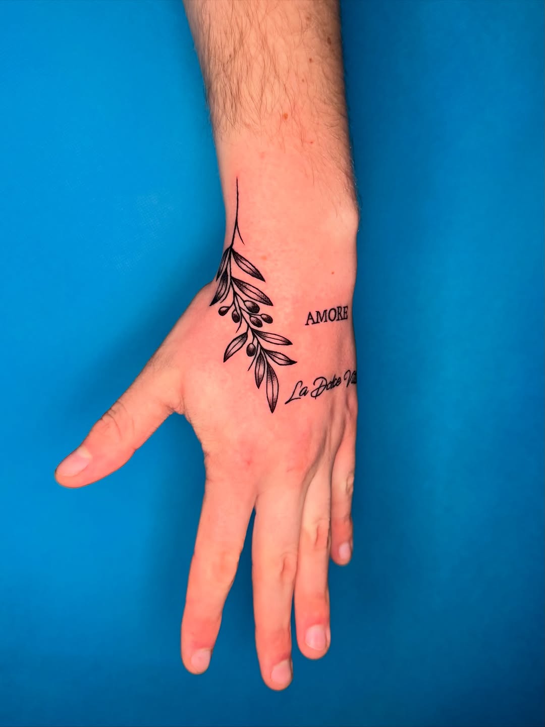 Tatuaż gałązki i napisu na dłoni — minimalistyczny, Fine Line, Talar ink tattoo, Kraków