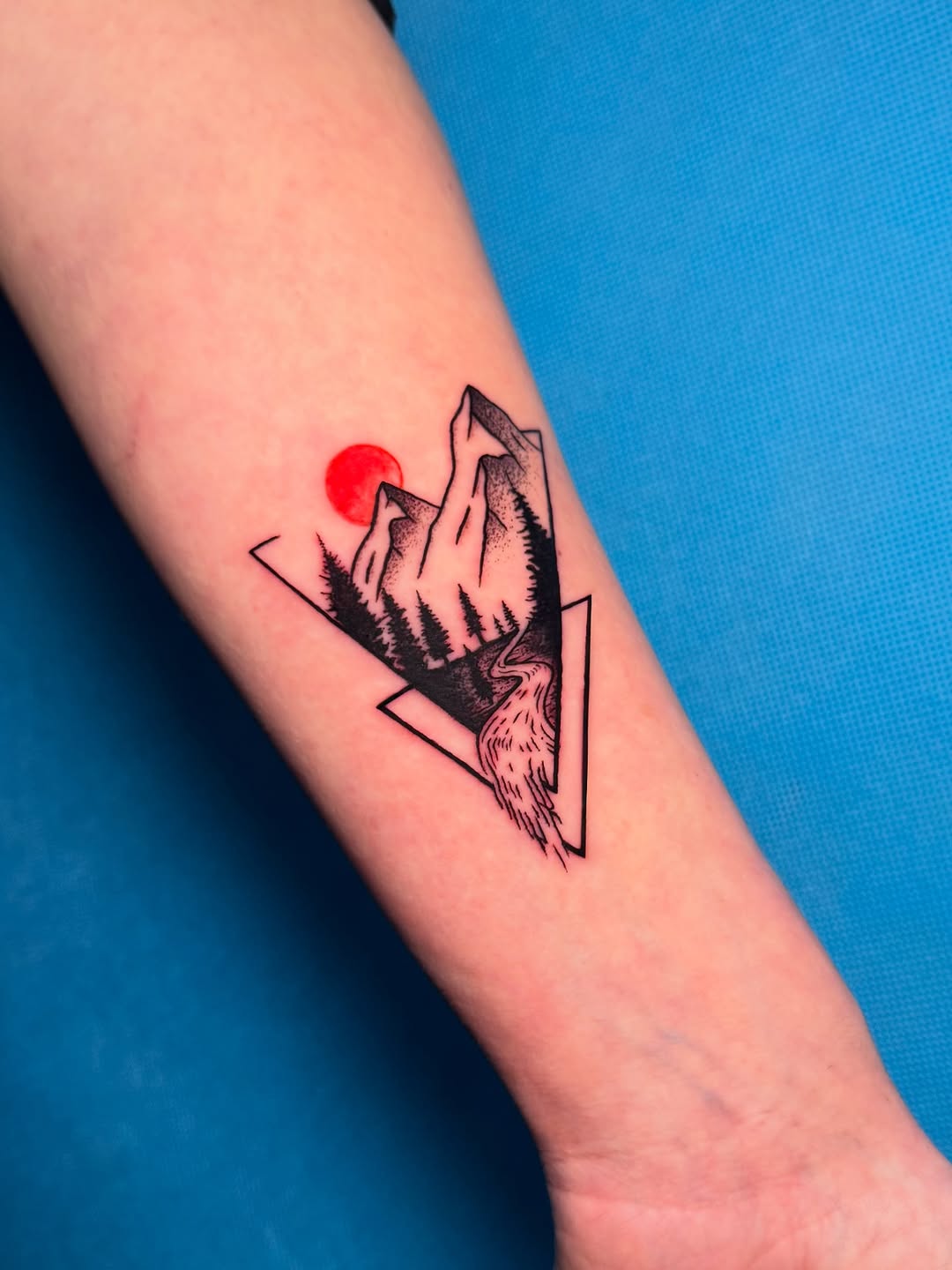 Tatuaż: góra · słońce. Wykonał Talar ink tattoo (Kraków). Otwórz zdjęcie w profilu.
