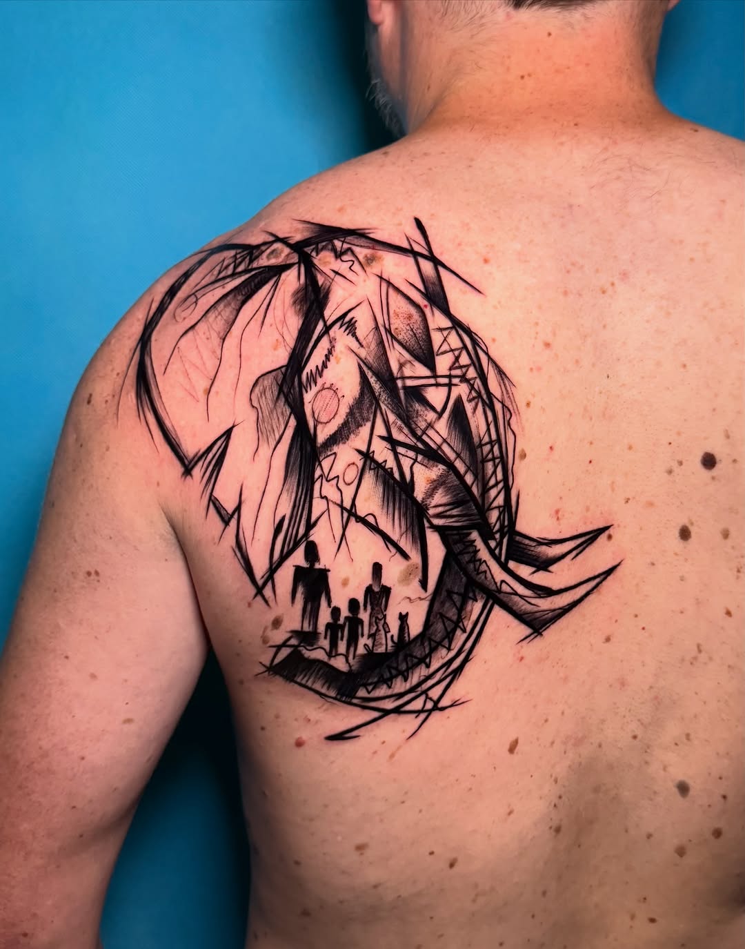 Tatuaż postaci z pełzającym wężem na ramieniu — szkicowy, Talar ink tattoo, Kraków