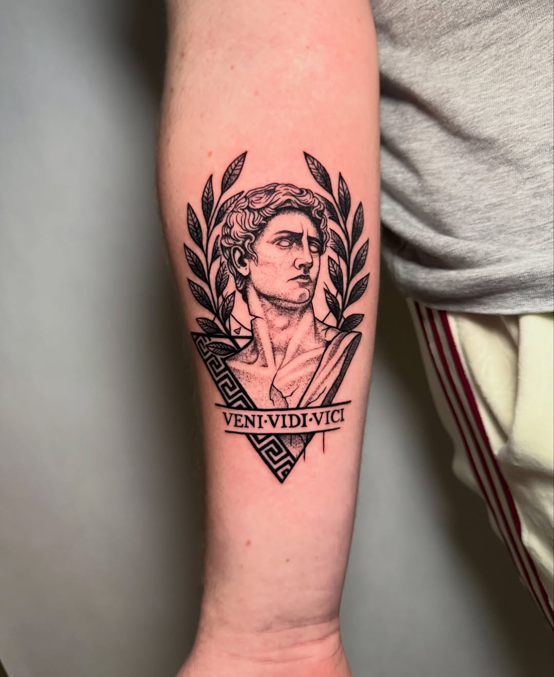 Tatuaż postaci ludzkiej na przedramieniu — realizm, Talar ink tattoo, Kraków