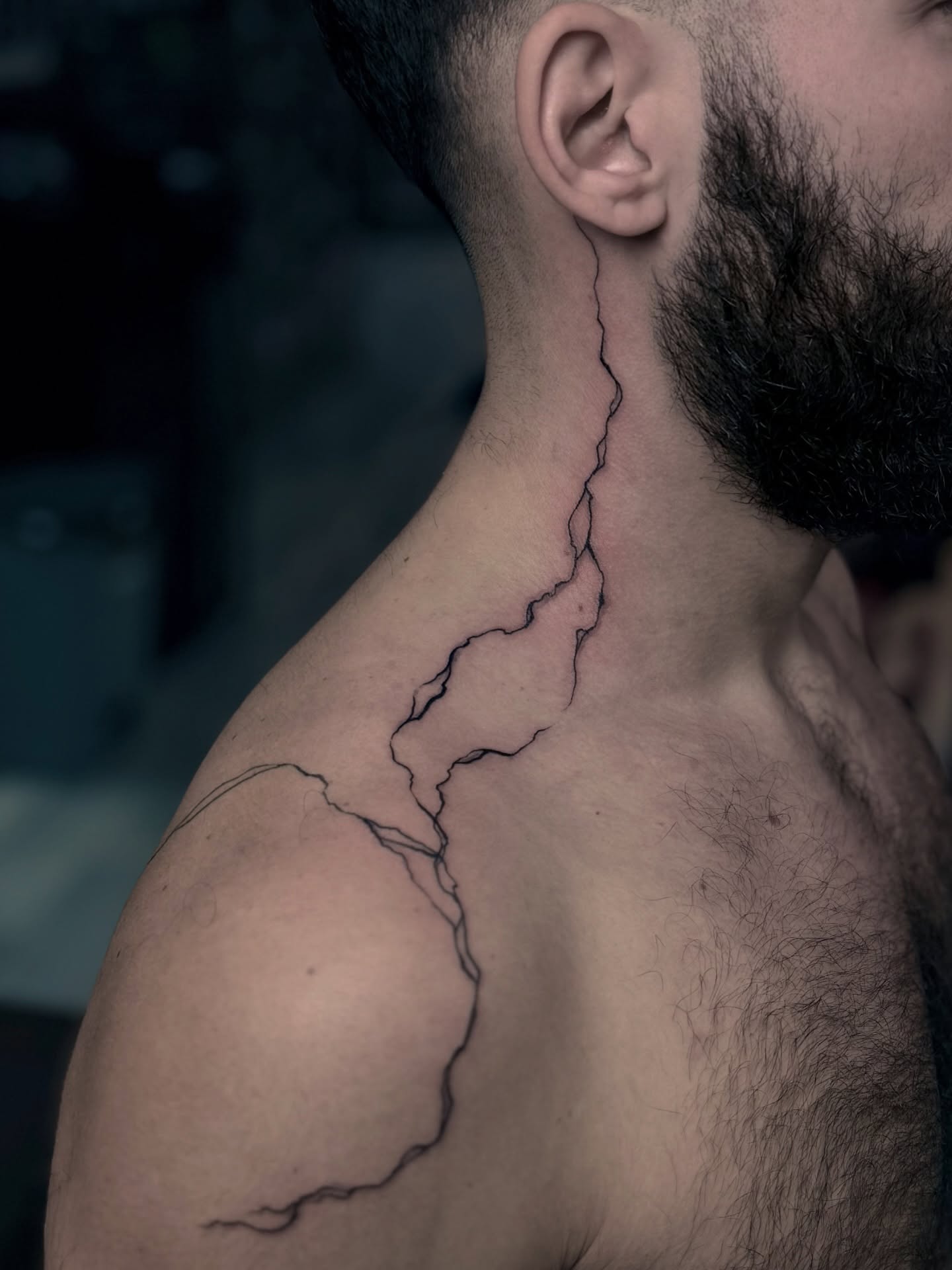 Tatuaż pioruna na szyi — Blackwork, Kacper, Kraków