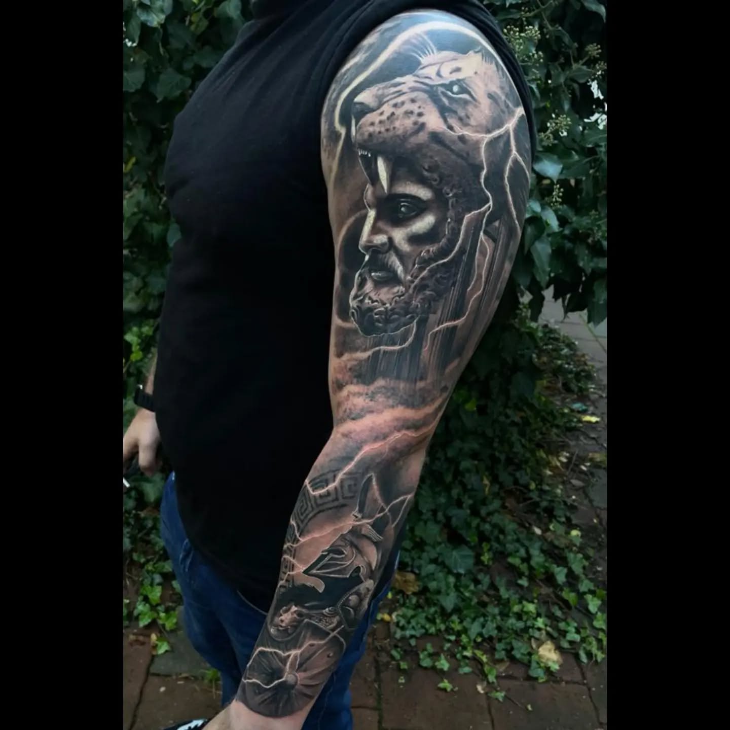 Tatuaż lew i postać na ramieniu — realistyczny, Kacper, Kraków