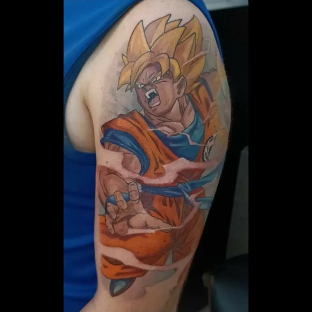 Tatuaż: Goku · postać z anime. Wykonał Kacper (Kraków). Otwórz zdjęcie w profilu.