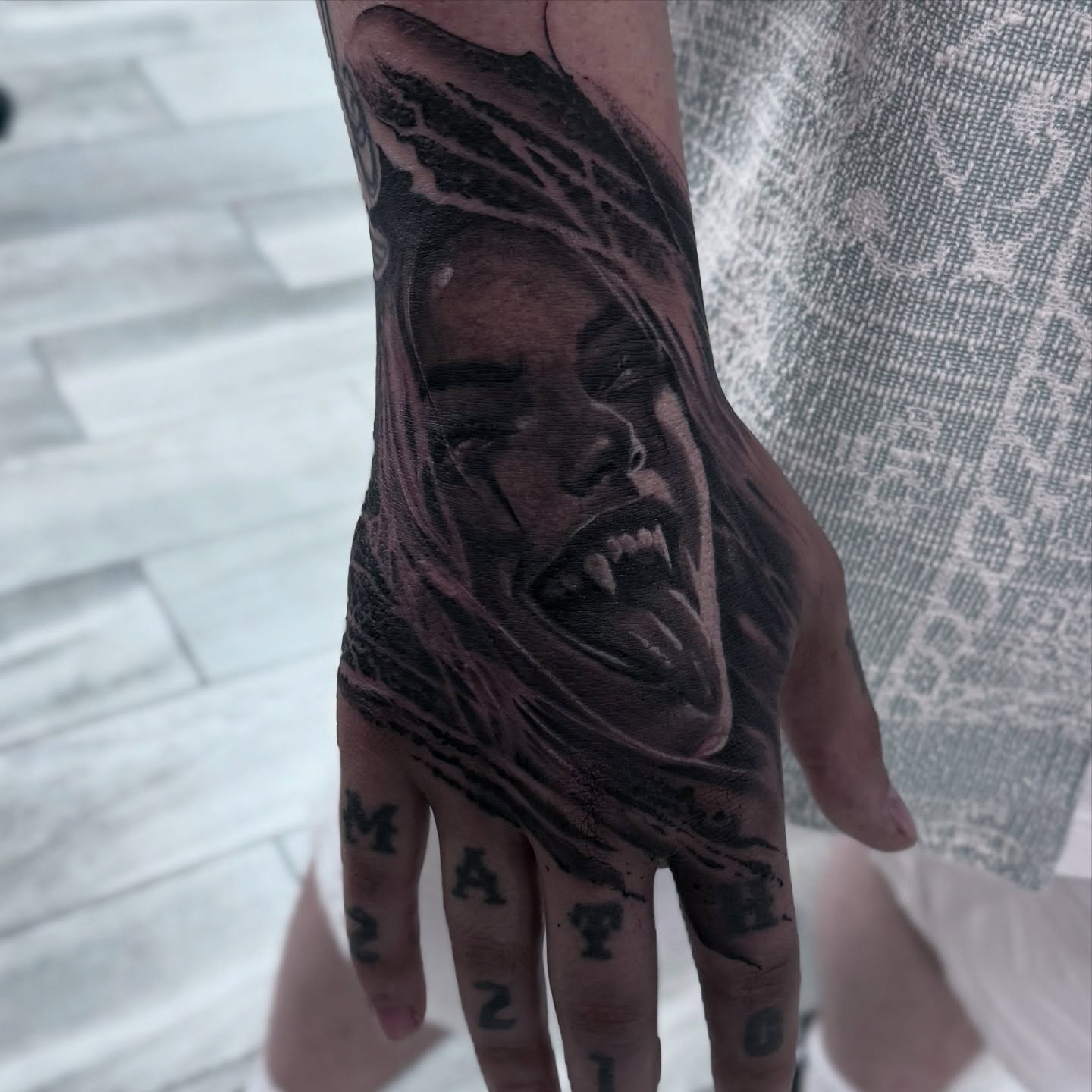 Tatuaż portretu na dłoni — realistyczny, Kacper, Kraków