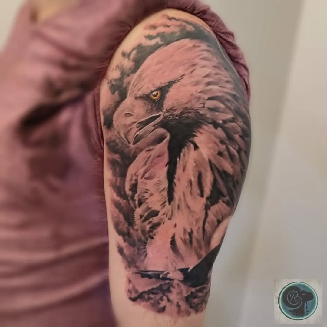 Tatuaż: orzeł · ptak. Wykonał Kacper (Kraków). Otwórz zdjęcie w profilu.