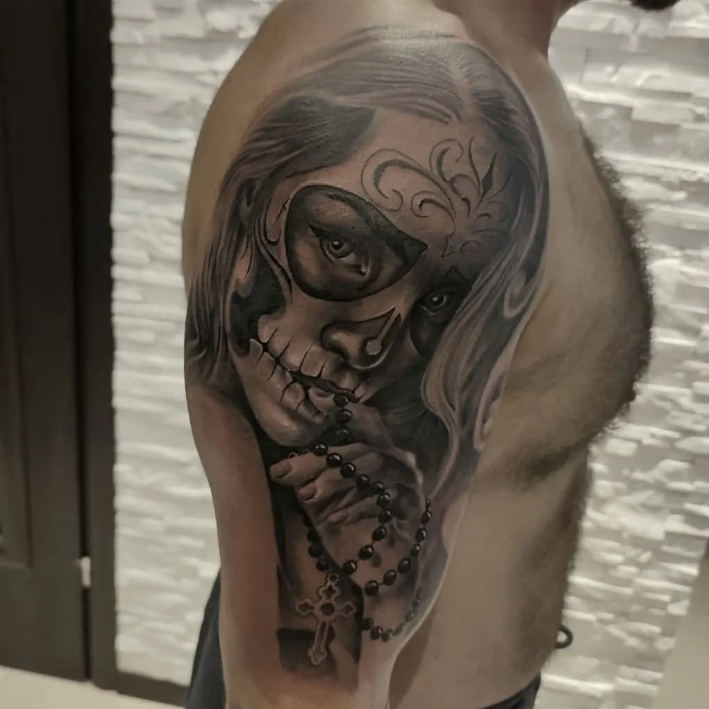 Tatuaż czaszki, postaci i krzyża na ramieniu — realistyczny, Kacper, Kraków