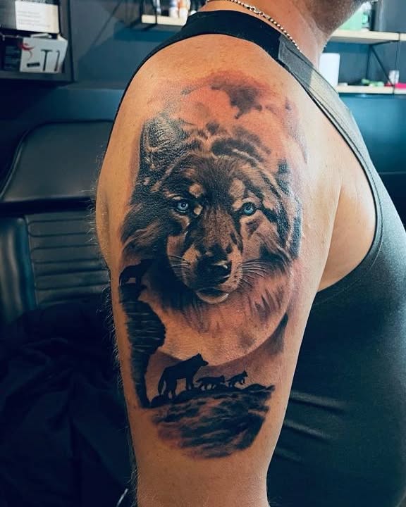 Tatuaż wilka na ramieniu — realistyczny, Kacper, Kraków
