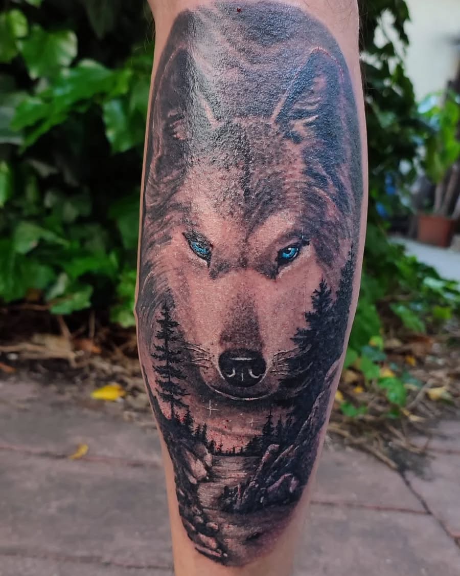 Tatuaż wilka na łydce — realizm, Kacper, Kraków