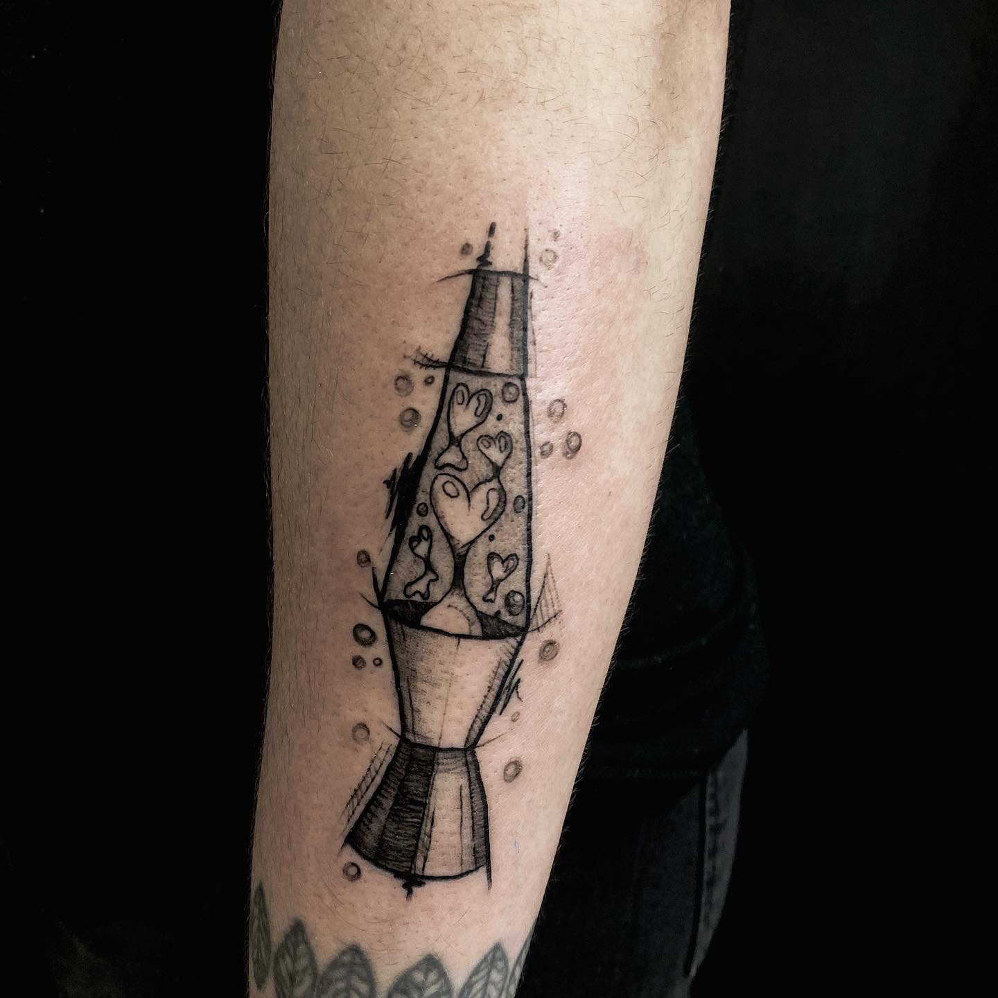 Tatuaż: lampa lawa · symbol. Wykonał Buka (Kraków). Otwórz zdjęcie w profilu.