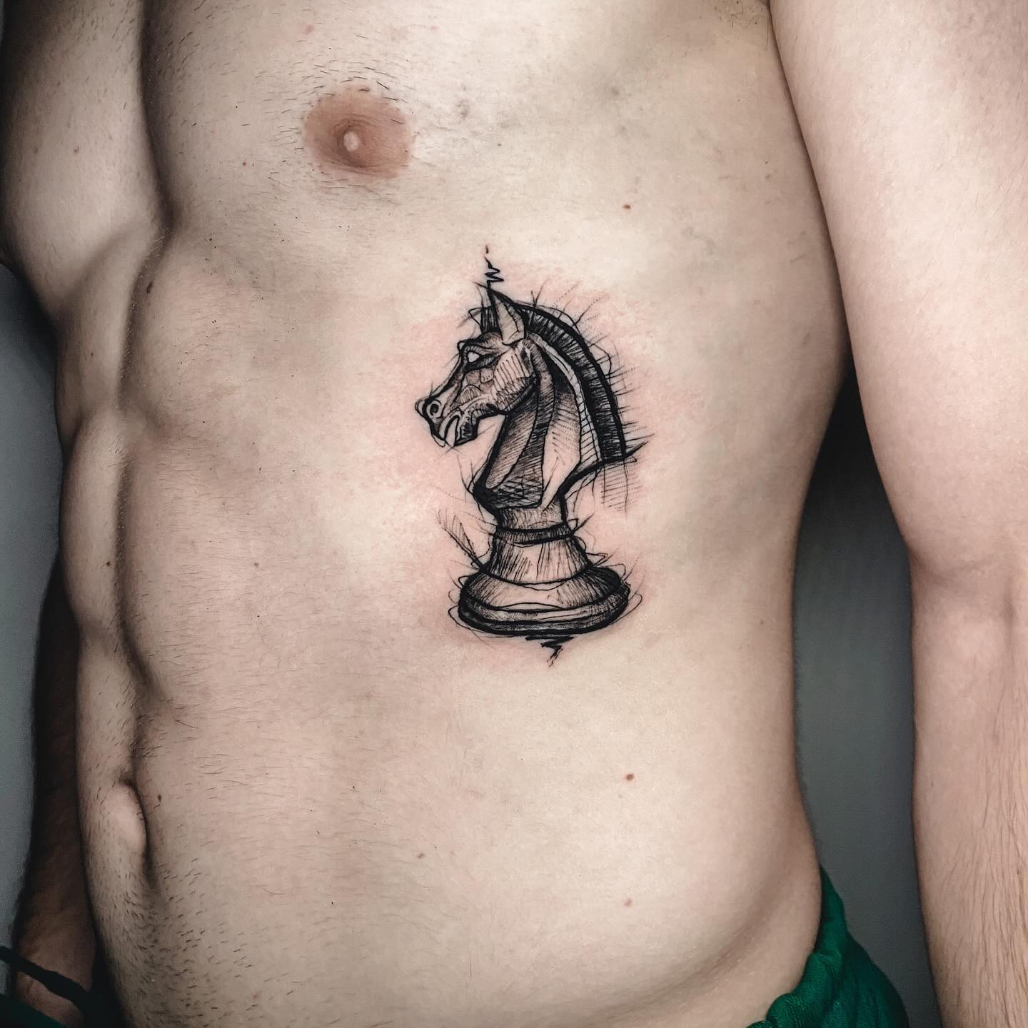 Tatuaż: koń · szach. Wykonał Buka (Kraków). Otwórz zdjęcie w profilu.