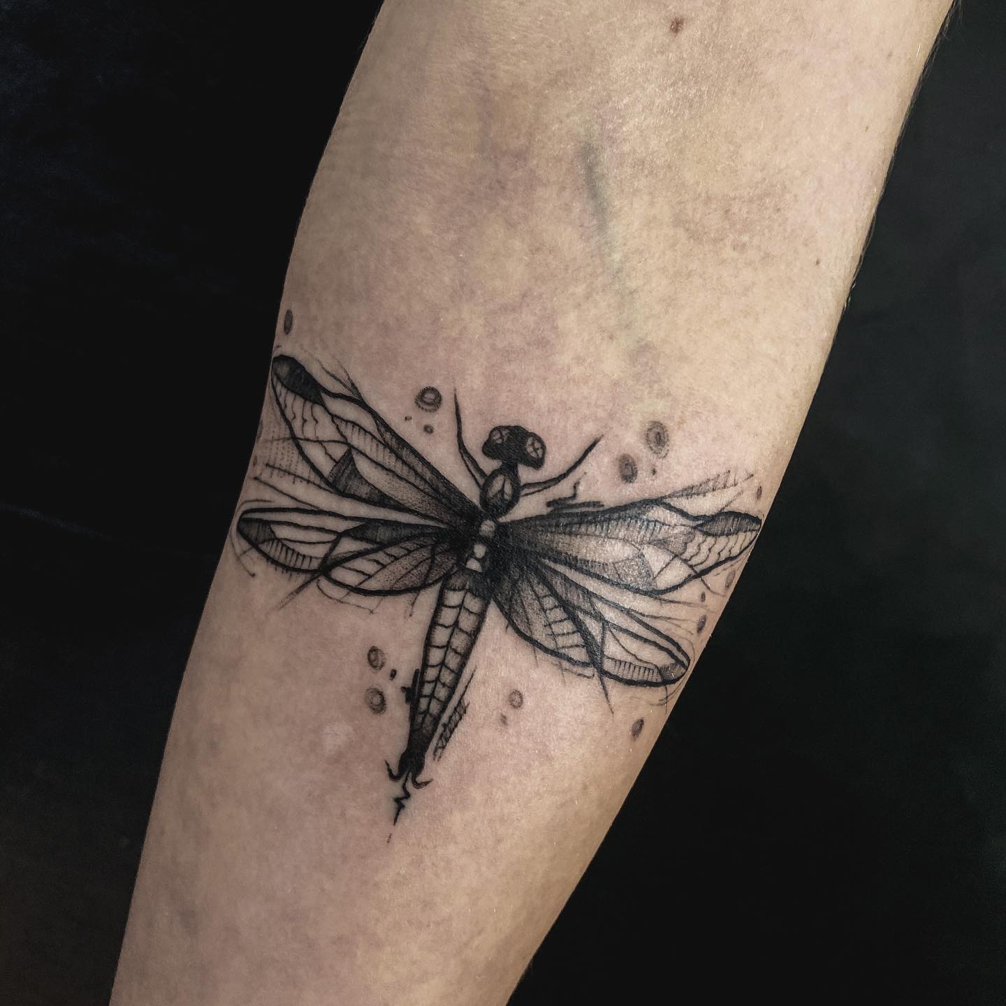 Tatuaż: ważka · owad. Wykonał Buka (Kraków). Otwórz zdjęcie w profilu.