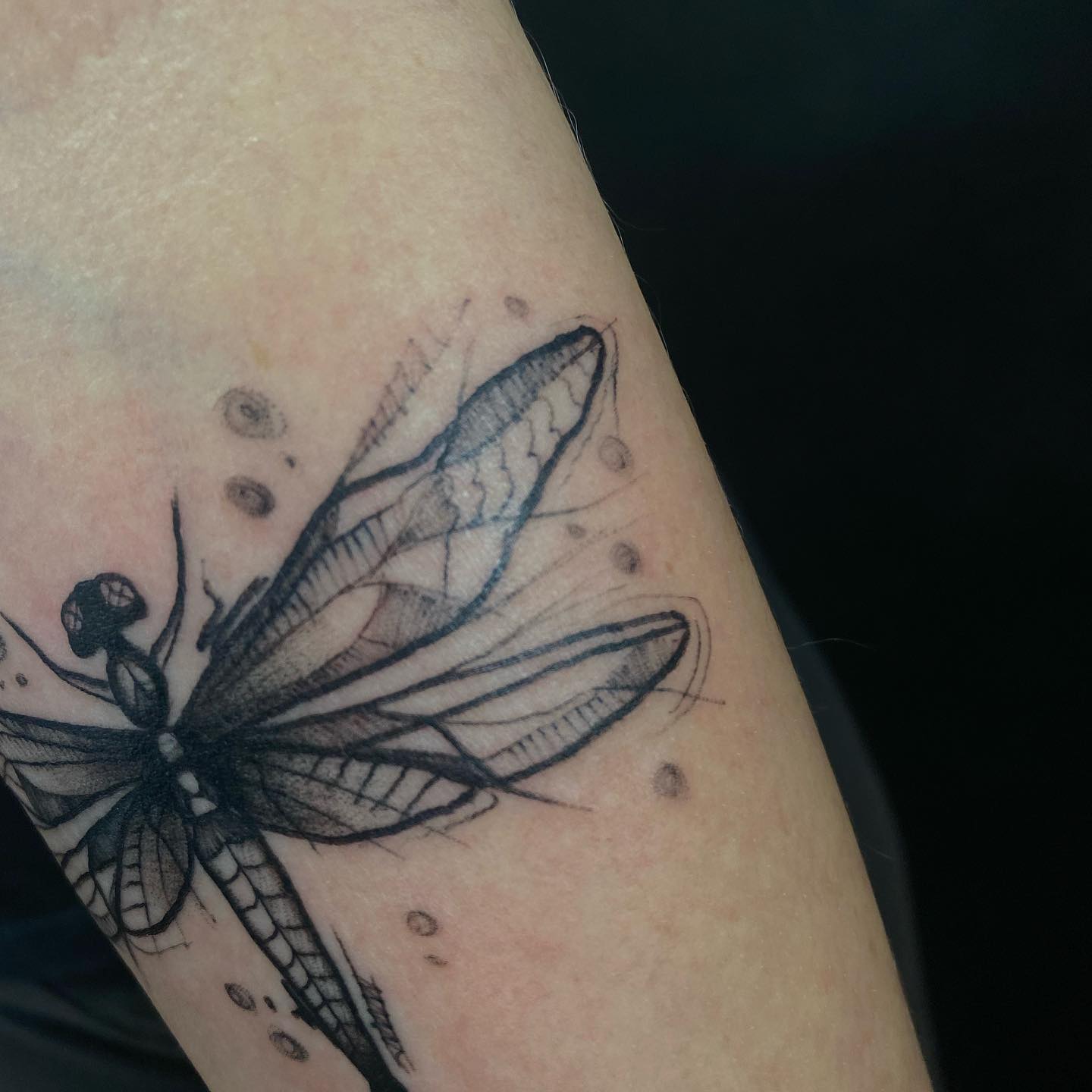 Tatuaż: ważka · owad. Wykonał Buka (Kraków). Otwórz zdjęcie w profilu.