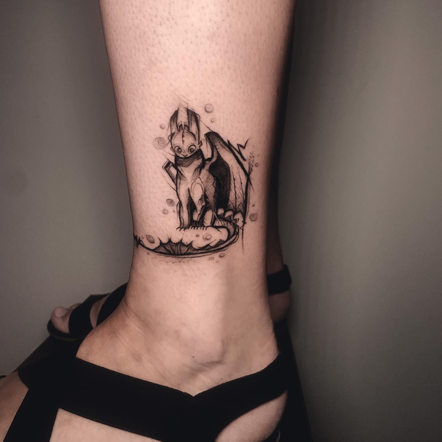 Tatuaż: smok · stworzenie mityczne. Wykonał Buka (Kraków). Otwórz zdjęcie w profilu.