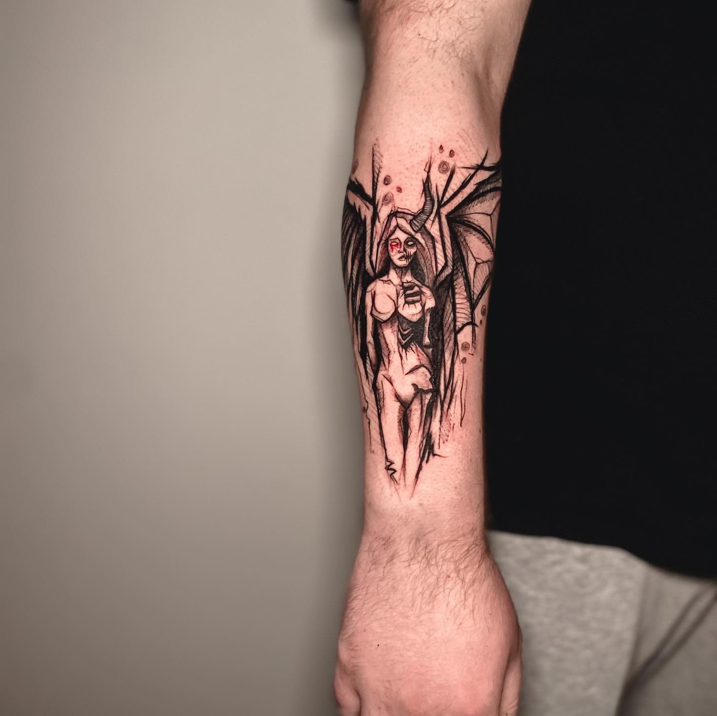 Tatuaż: demon · kobieta. Wykonał Buka (Kraków). Otwórz zdjęcie w profilu.