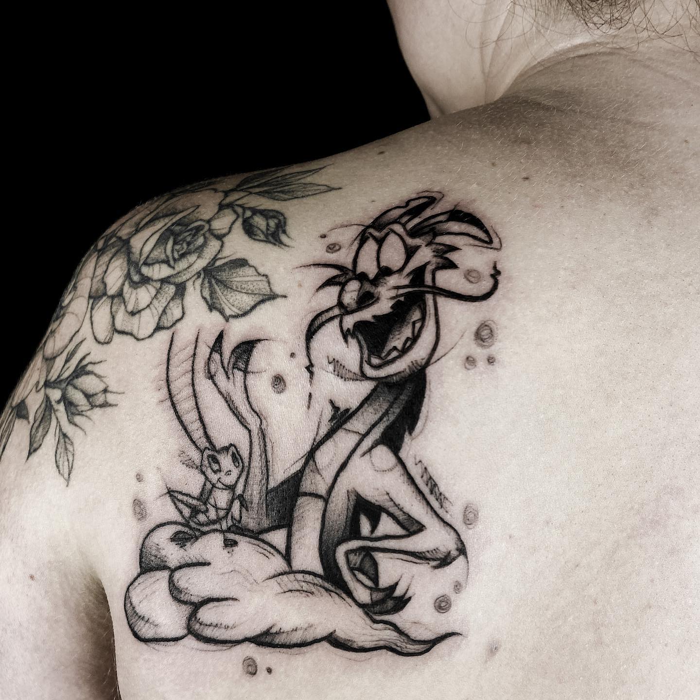 Tatuaż: smok · gryzoń. Wykonał Buka (Kraków). Otwórz zdjęcie w profilu.