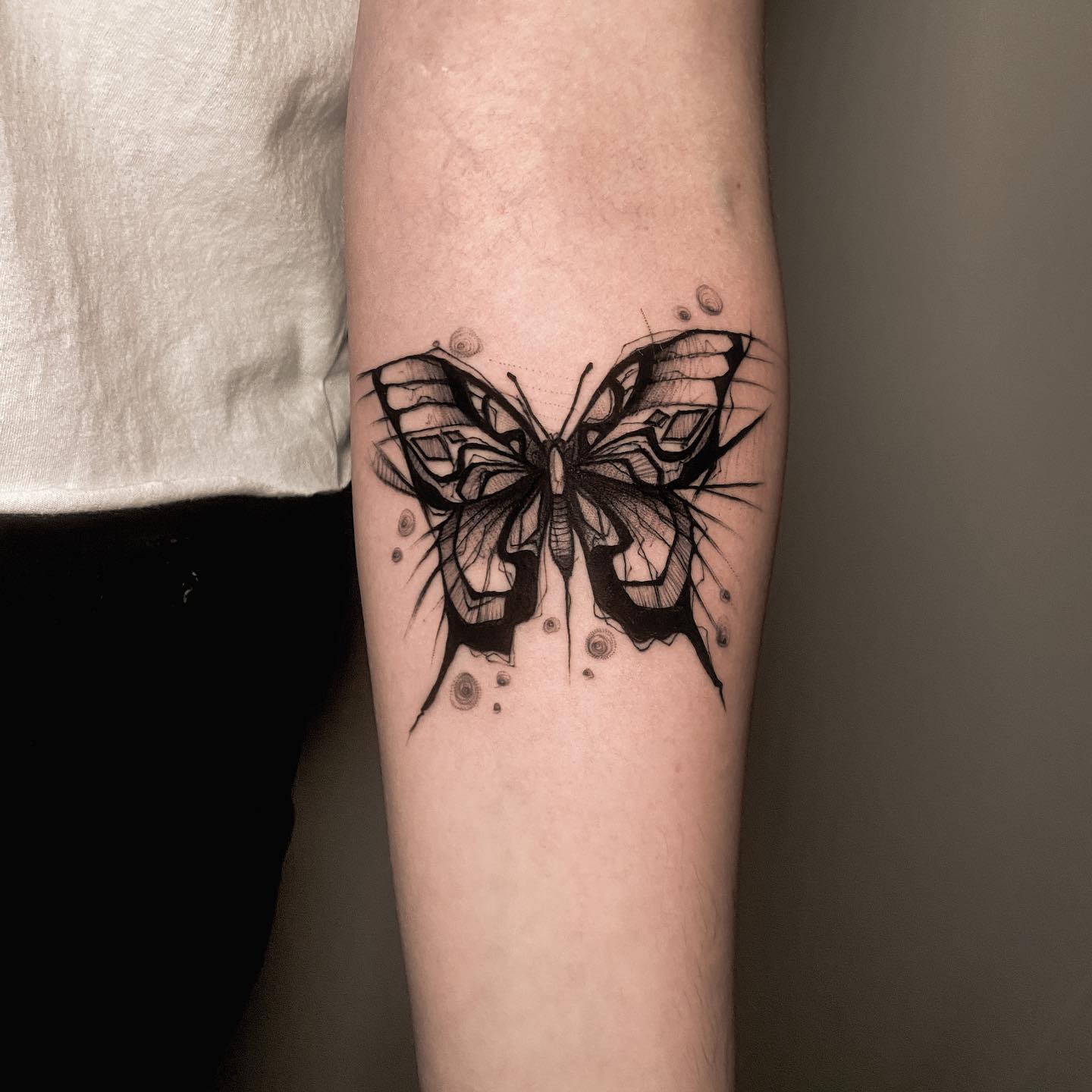 Tatuaż: motyl · owad. Wykonał Buka (Kraków). Otwórz zdjęcie w profilu.