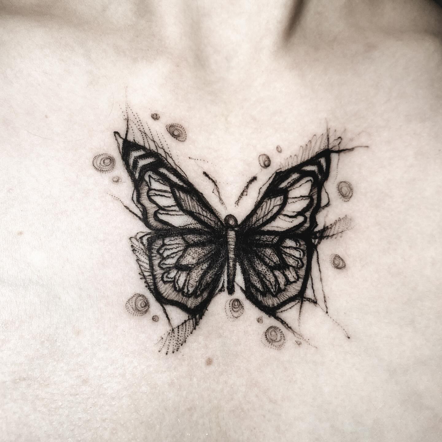 Tatuaż: motyl · owad. Wykonał Buka (Kraków). Otwórz zdjęcie w profilu.
