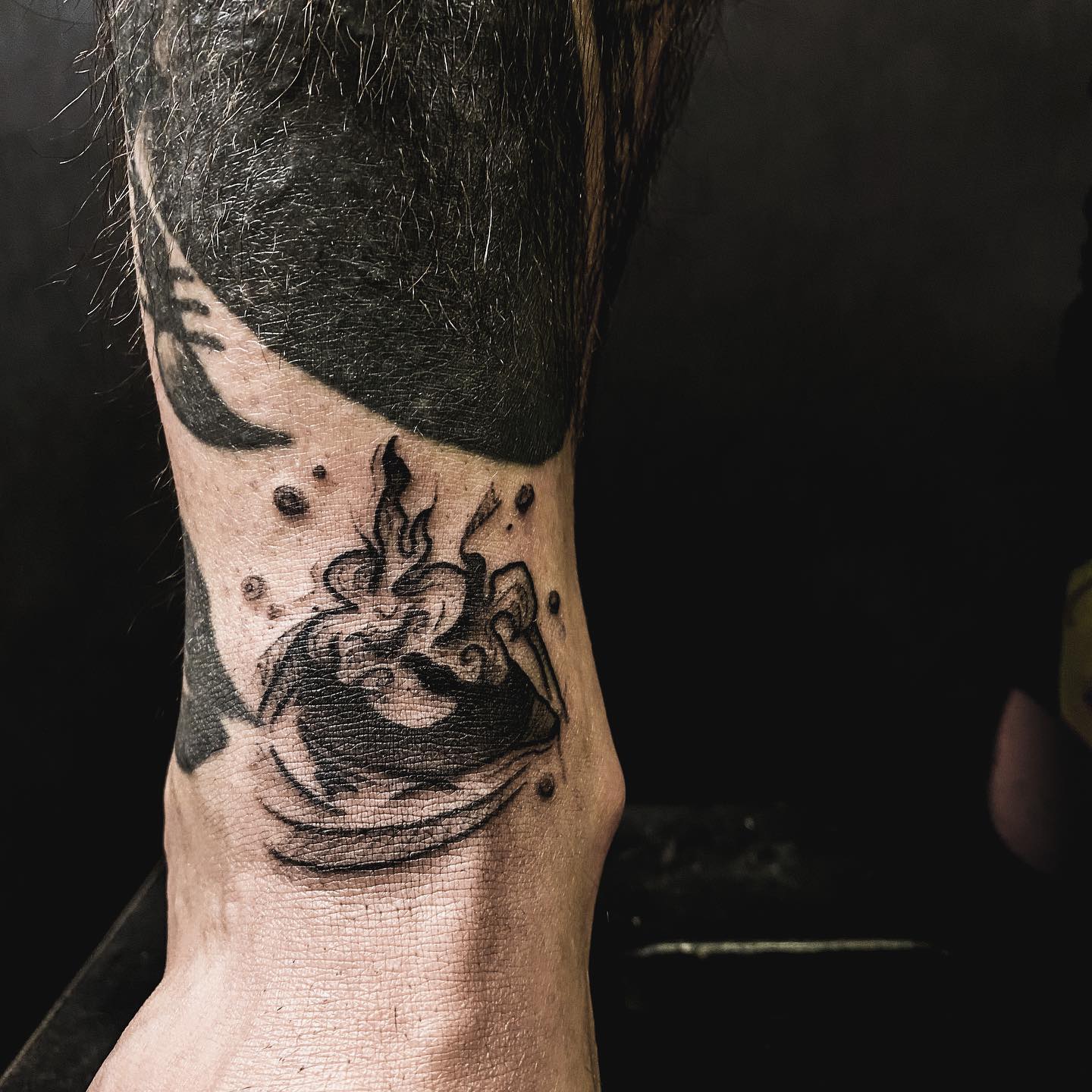 Tatuaż: tort · symbol. Wykonał Buka (Kraków). Otwórz zdjęcie w profilu.