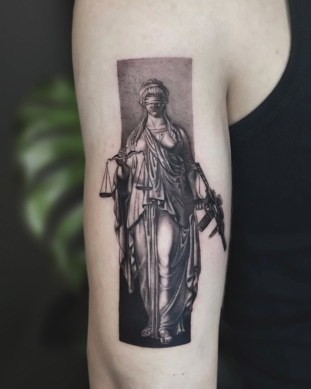 Tatuaż: Bogini sprawiedliwości · waga. Wykonał Gabriel (Kraków). Otwórz zdjęcie w profilu.