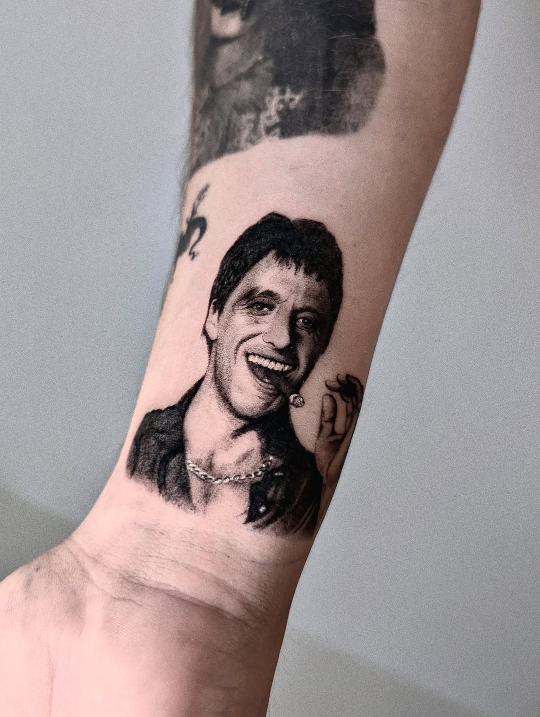 Tatuaż: portret · osoba. Wykonał Gabriel (Kraków). Otwórz zdjęcie w profilu.
