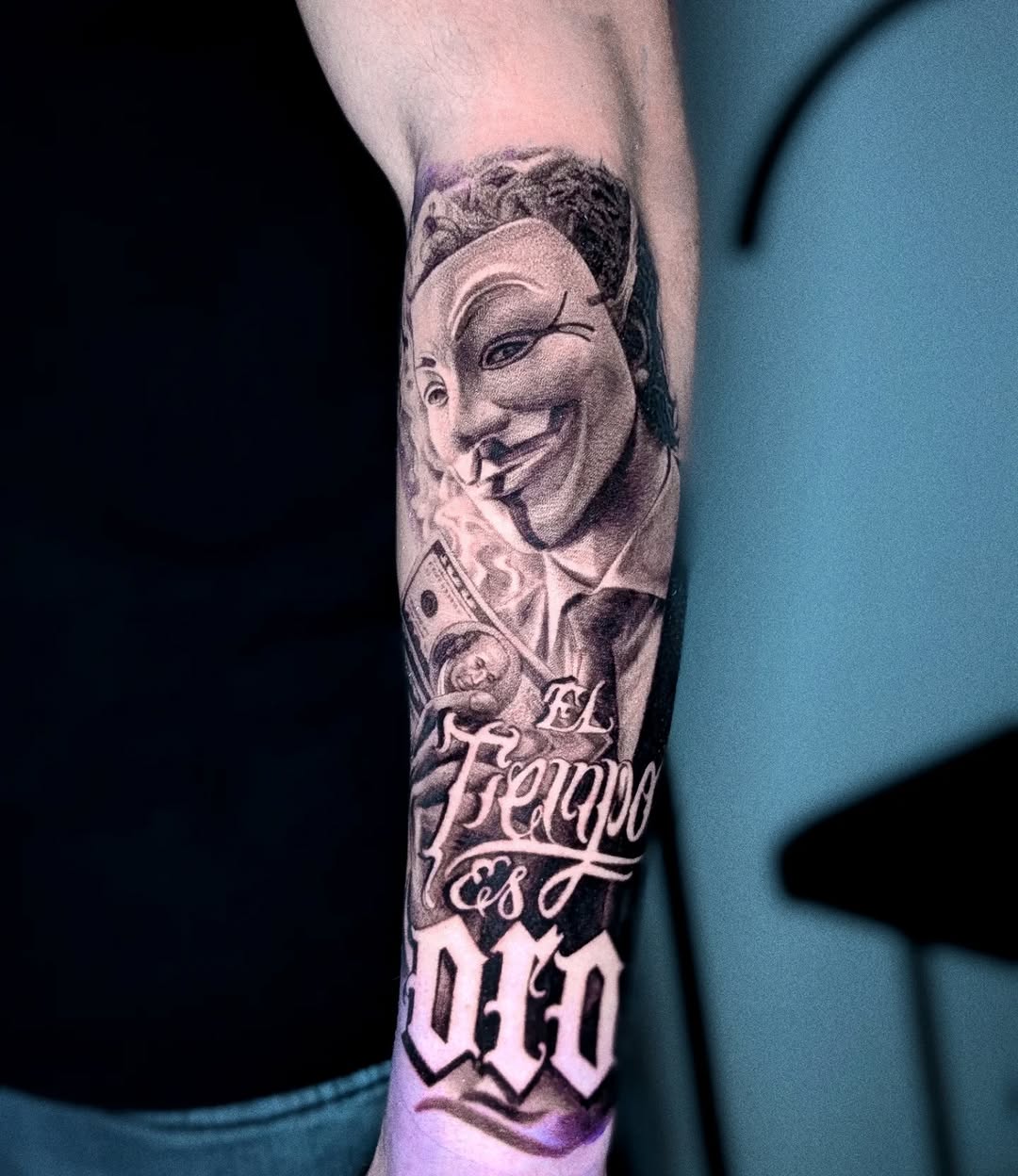 Tatuaż: maska · pieniądze. Wykonał Gabriel (Kraków). Otwórz zdjęcie w profilu.