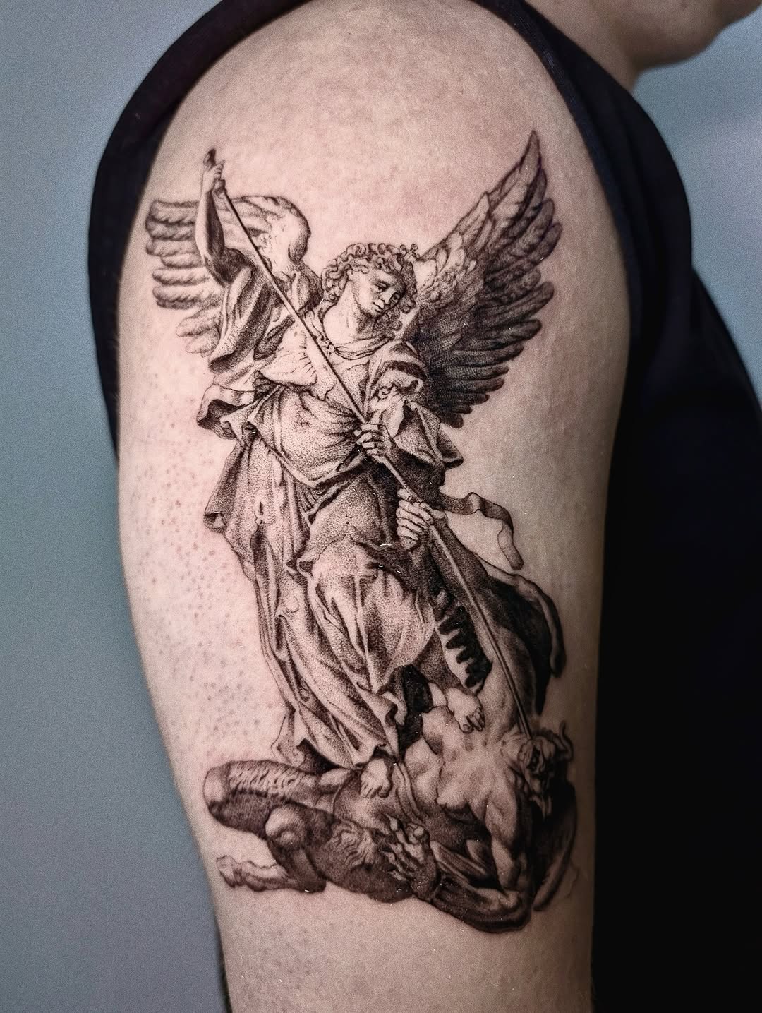Tatuaż: anioł · demon. Wykonał Gabriel (Kraków). Otwórz zdjęcie w profilu.