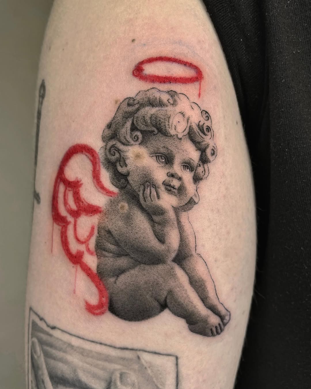 Tatuaż: aniołek · ochrona. Wykonał Gabriel (Kraków). Otwórz zdjęcie w profilu.