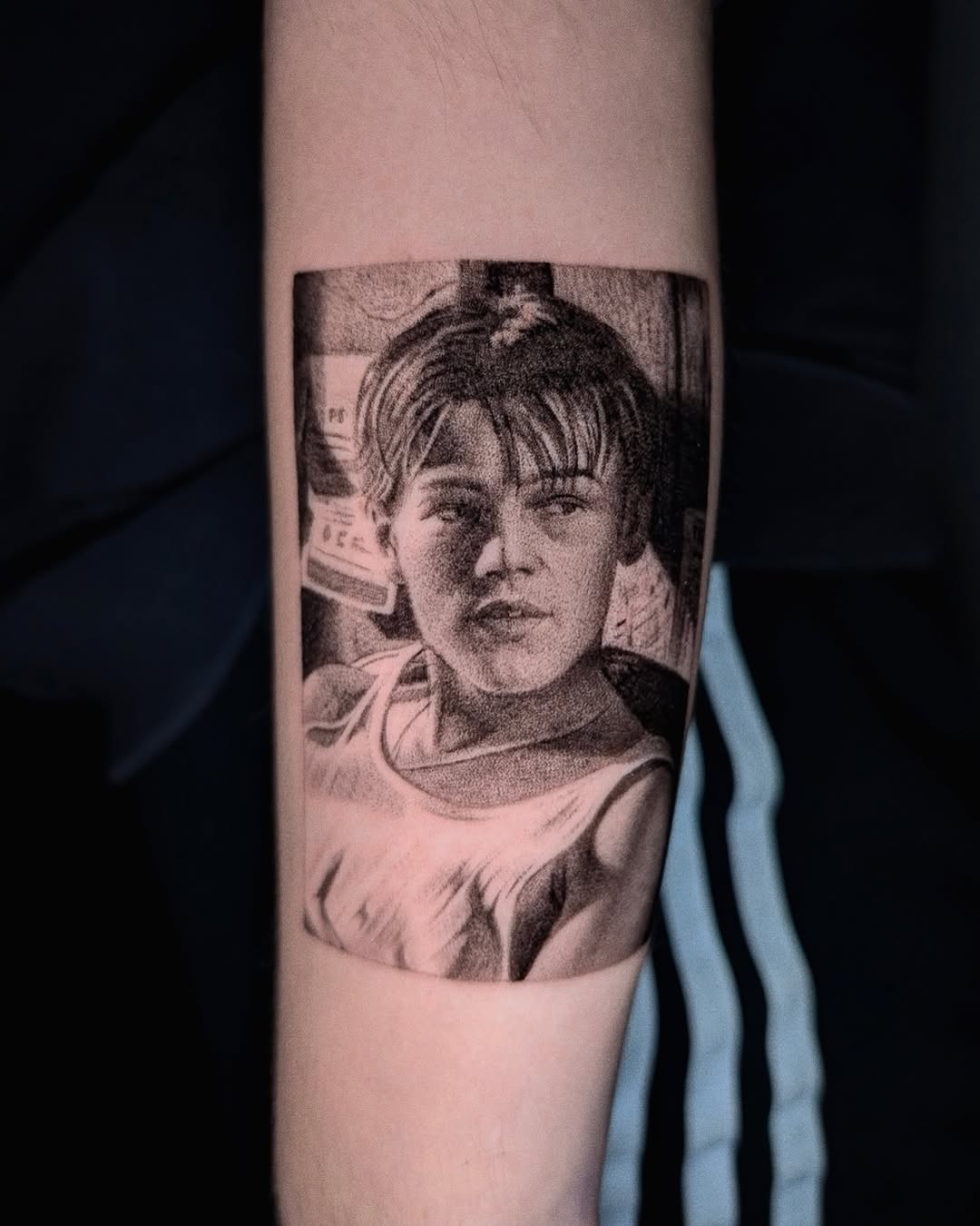 Tatuaż: portret · osoba. Wykonał Gabriel (Kraków). Otwórz zdjęcie w profilu.