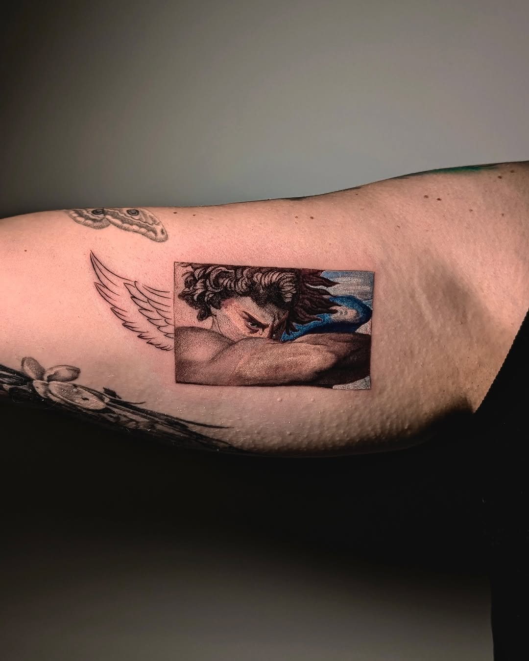 Tatuaż: mężczyzna · anioł. Wykonał Gabriel (Kraków). Otwórz zdjęcie w profilu.