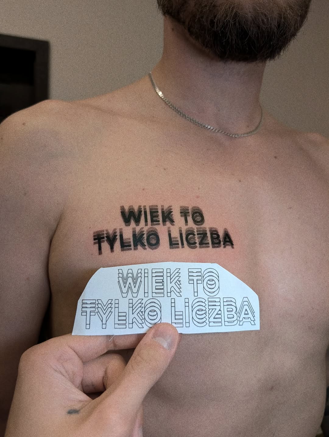 Tatuaż: napis · cytat. Wykonał Gabriel (Kraków). Otwórz zdjęcie w profilu.