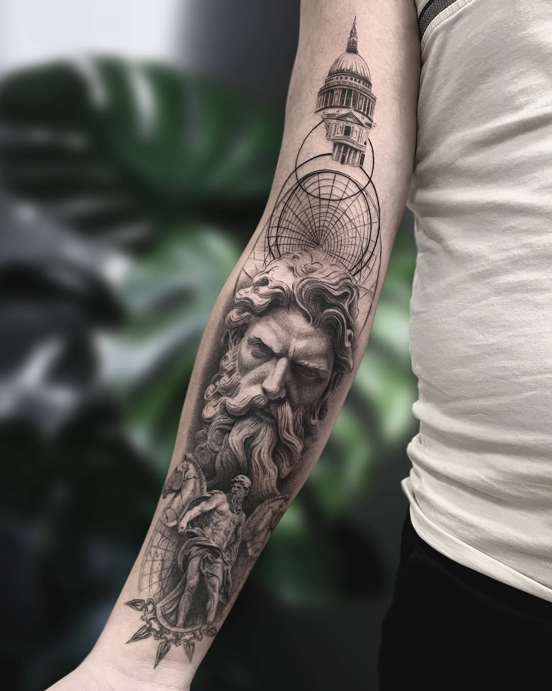 Tatuaż: bóg · rzeźba. Wykonał Gabriel (Kraków). Otwórz zdjęcie w profilu.