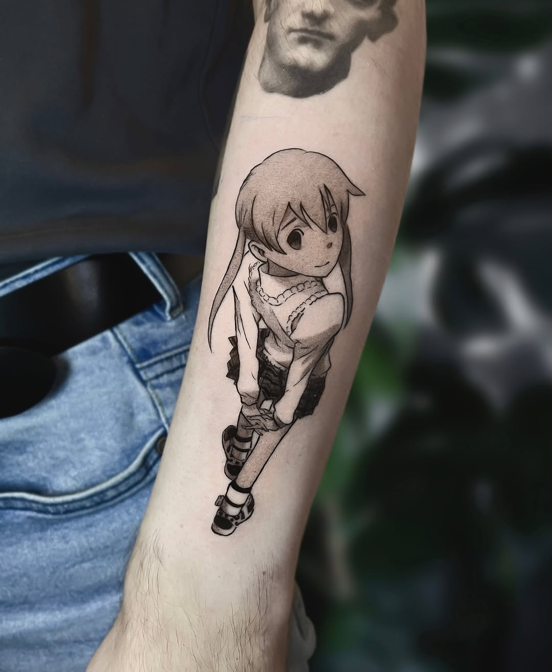 Tatuaż postaci z anime na przedramieniu — czarno-biały, Gabriel, Kraków