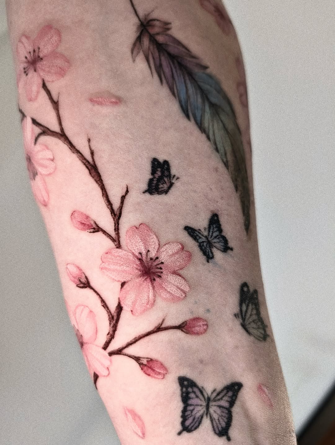 Tatuaż: kwiat · motyl. Wykonał Gabriel (Kraków). Otwórz zdjęcie w profilu.