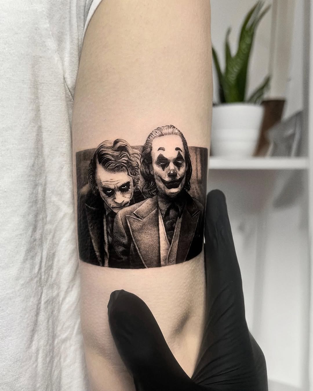Tatuaż: Joker · postać filmowa. Wykonał Gabriel (Kraków). Otwórz zdjęcie w profilu.