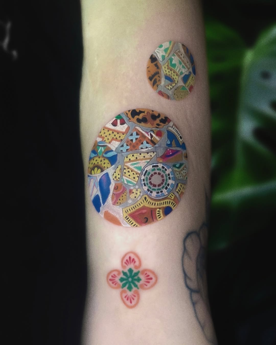 Tatuaż: mosaik · kwiat. Wykonał Gabriel (Kraków). Otwórz zdjęcie w profilu.