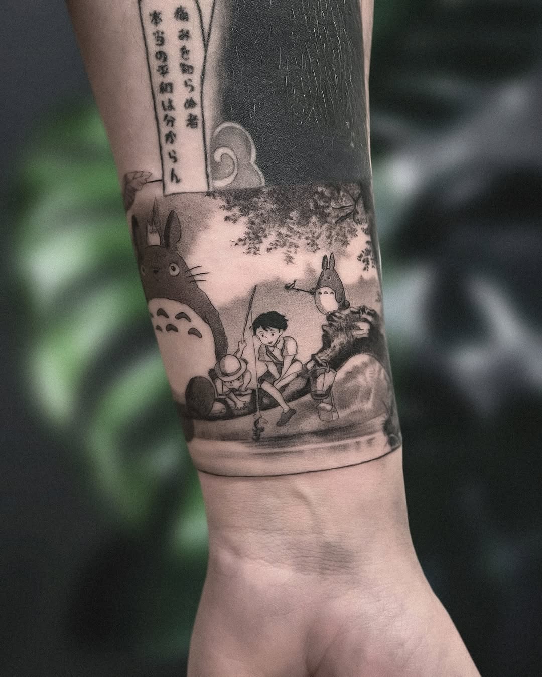 Tatuaż: Totoro · postać. Wykonał Gabriel (Kraków). Otwórz zdjęcie w profilu.