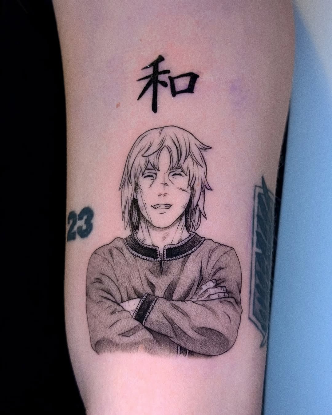 Tatuaż: postać z anime · twarz. Wykonał Gabriel (Kraków). Otwórz zdjęcie w profilu.