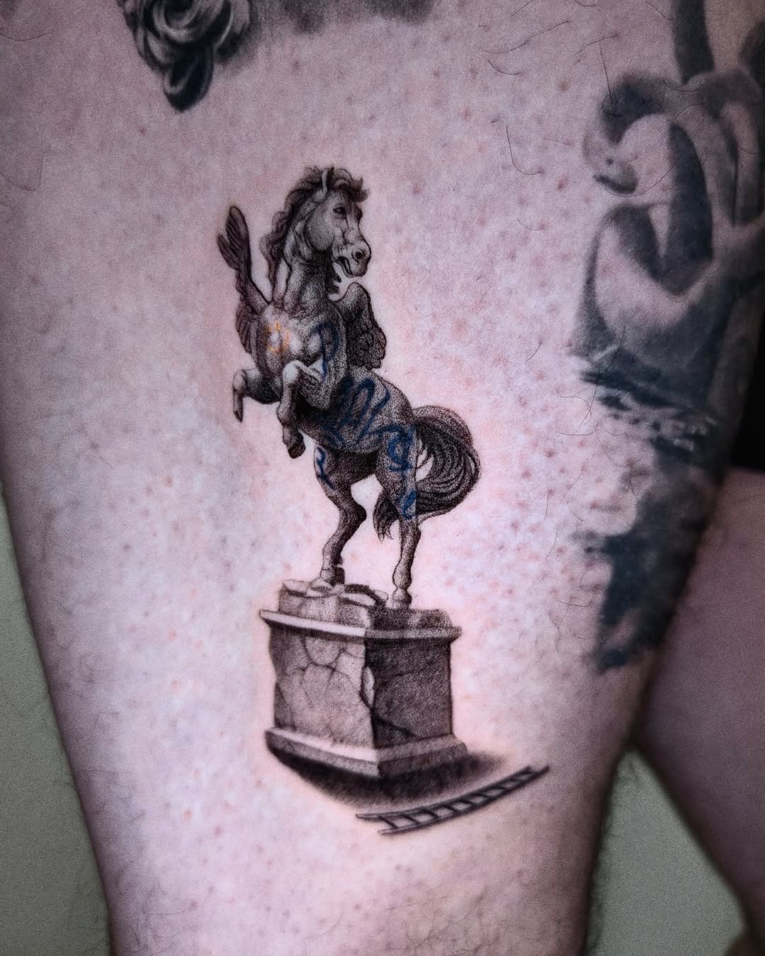 Tatuaż: koń · pomnik. Wykonał Gabriel (Kraków). Otwórz zdjęcie w profilu.