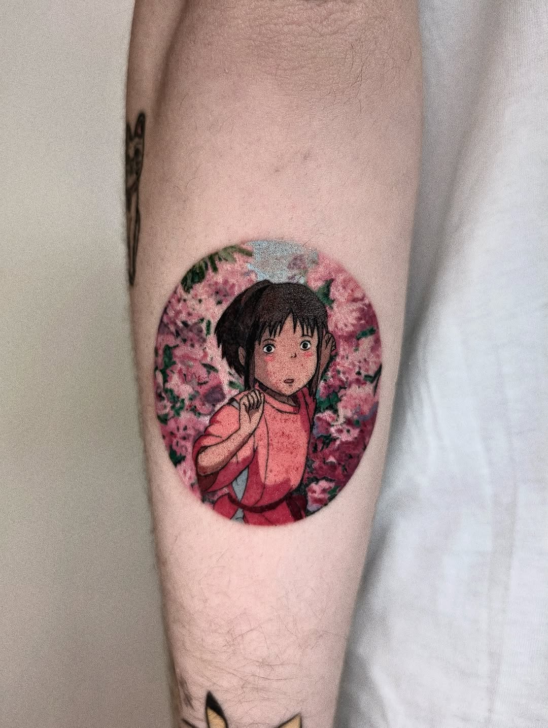 Tatuaż: postać anime · kwiaty. Wykonał Gabriel (Kraków). Otwórz zdjęcie w profilu.
