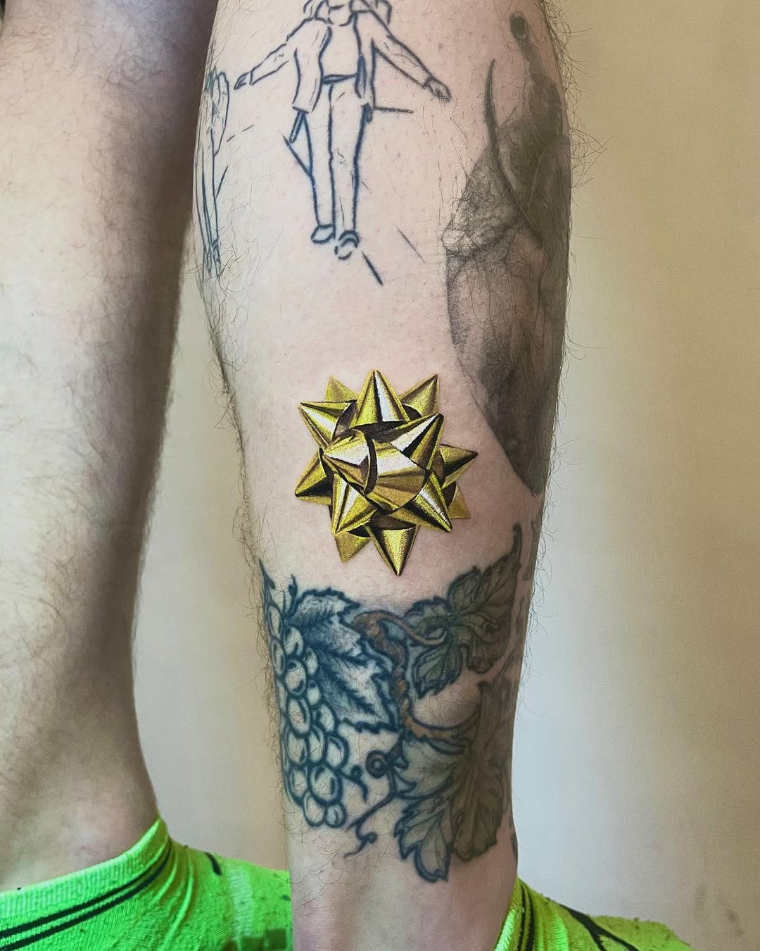 Tatuaż: gwiazda · ozdoba. Wykonał Gabriel (Kraków). Otwórz zdjęcie w profilu.